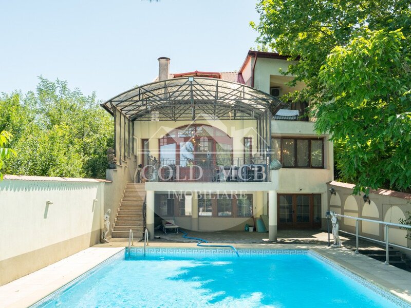 Casa Vila cu piscina pe malul lacului