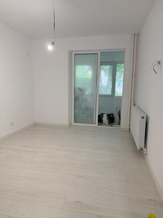 Apartament 3 camere Dristor, chiar la metrou, renovat complet — fotografia 1